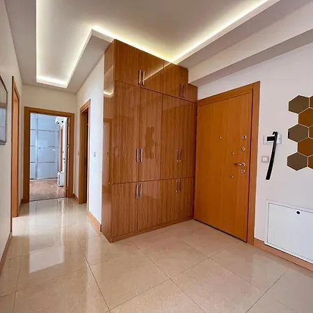 Palladium , Very Close To Baghdad Boulevard, Ideal For Families Apartman